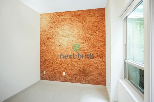 Building Photo - 2 BED & 1.5 BATH URBAN ELEGANCE AND ROOFTO...