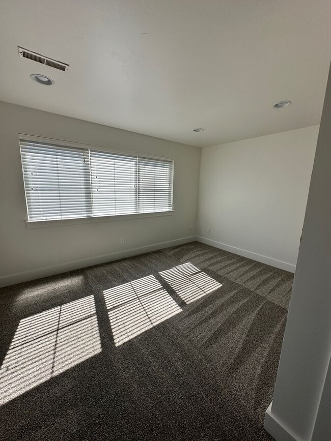 Building Photo - Beautiful 4 bedroom townhome