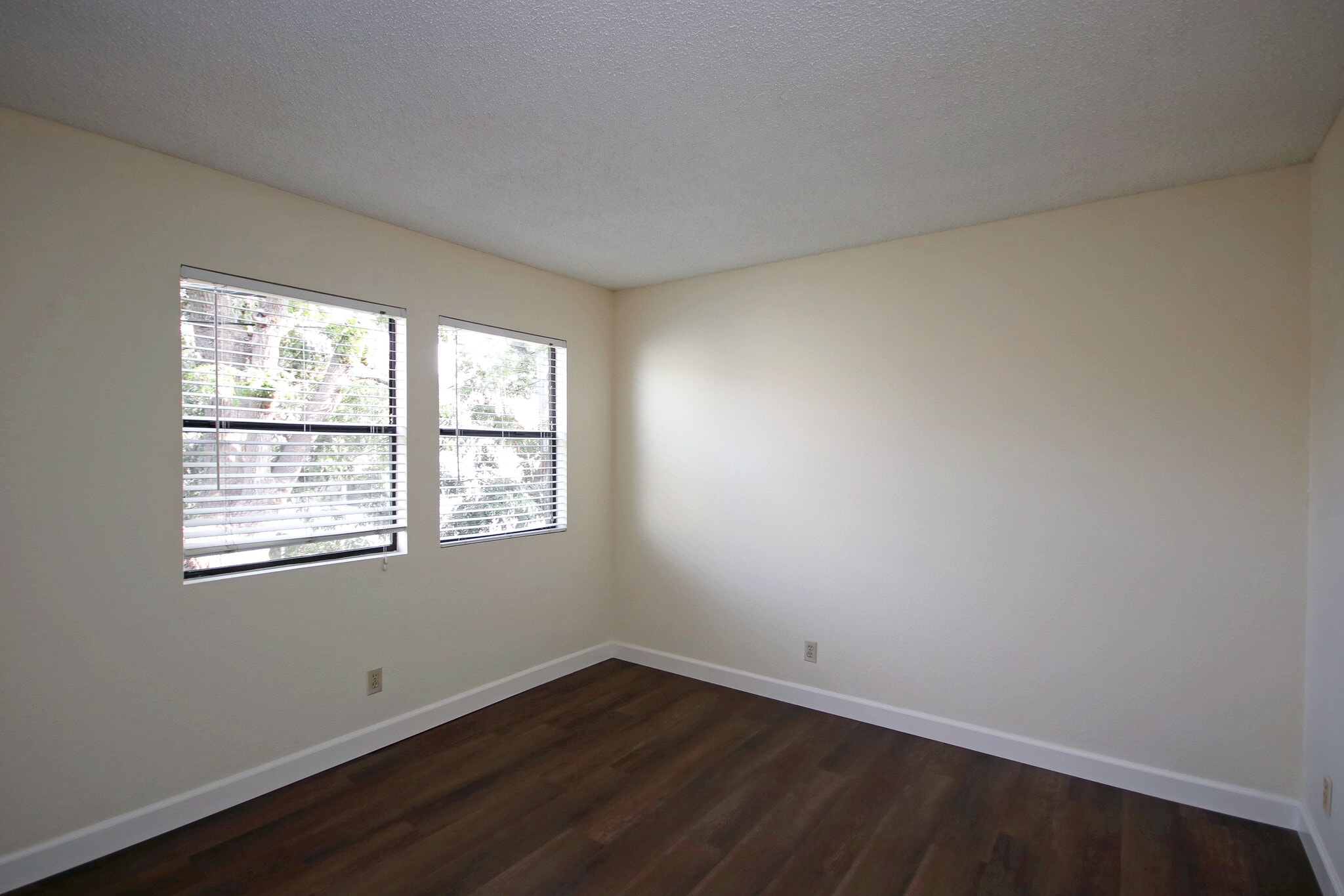 Building Photo - 416 N Bushnell Ave