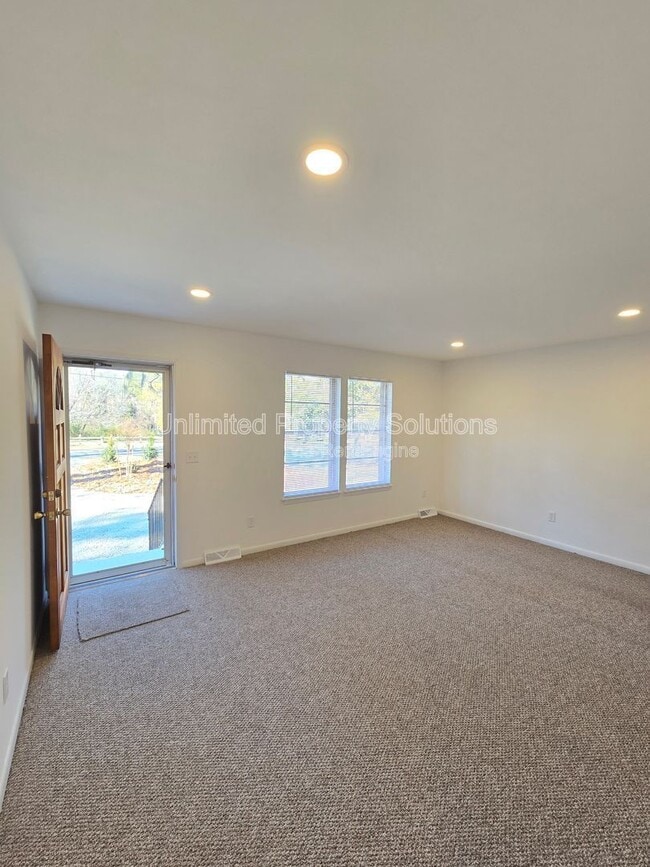 Building Photo - 6405 Myrtle Grove Rd