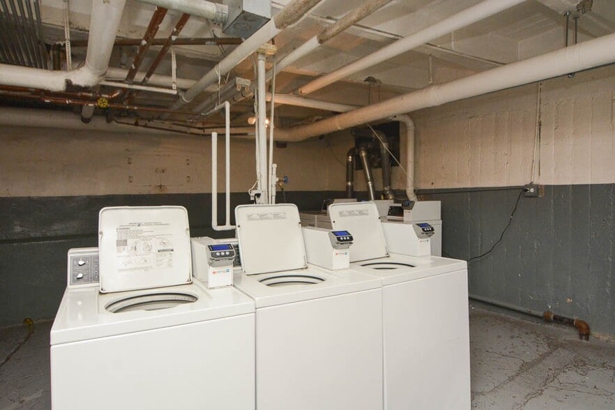 Building Photo - 533 W Roscoe St