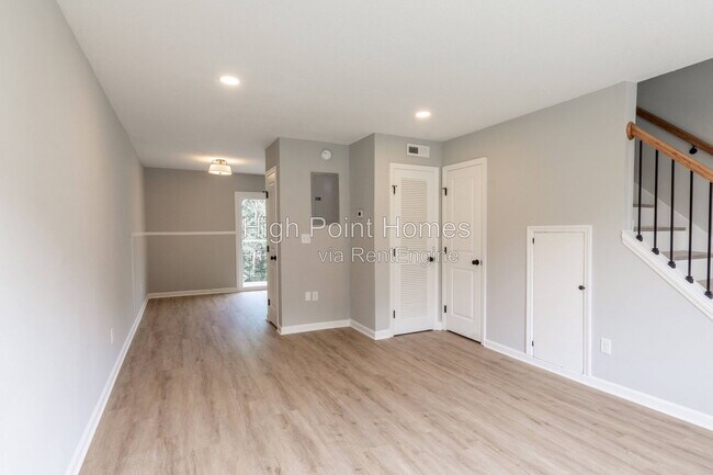 Building Photo - 400 Gallery Ln