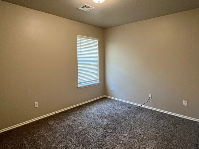 Building Photo - Updated 3 Bedroom 2 Bath Duplex in the Hea...