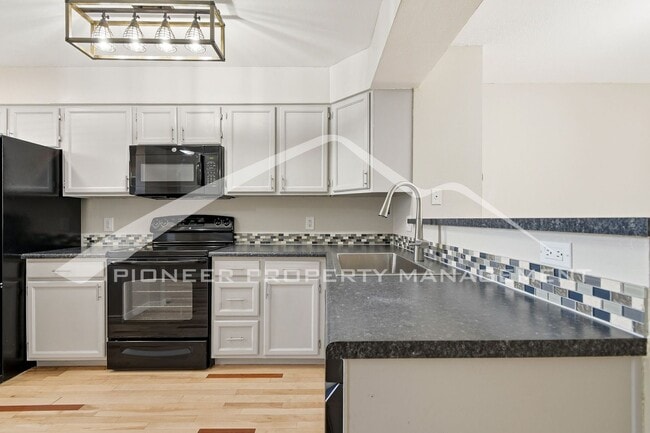 Building Photo - Spacious Townhouse with Central AC and Washer/Dryer