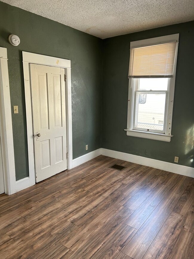 Building Photo - 414 9th Ave