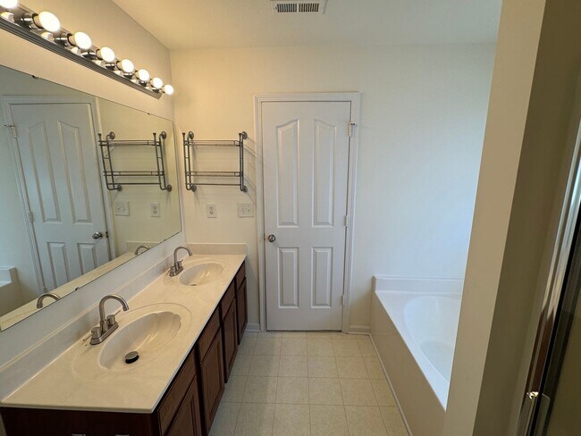 Building Photo - 6718 Sequoia Hills Dr