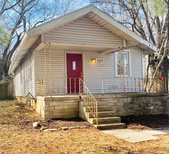 Building Photo - 2 bedroom/1 bath - Available Now