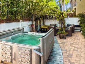 Building Photo - Gorgeous 3 Bedroom 2 Bath with Spa in Carl...