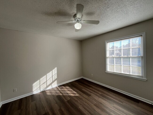 Building Photo - 906 E Brookwood Dr