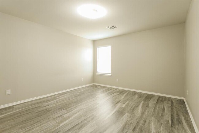 Building Photo - 518 Crystal Ln