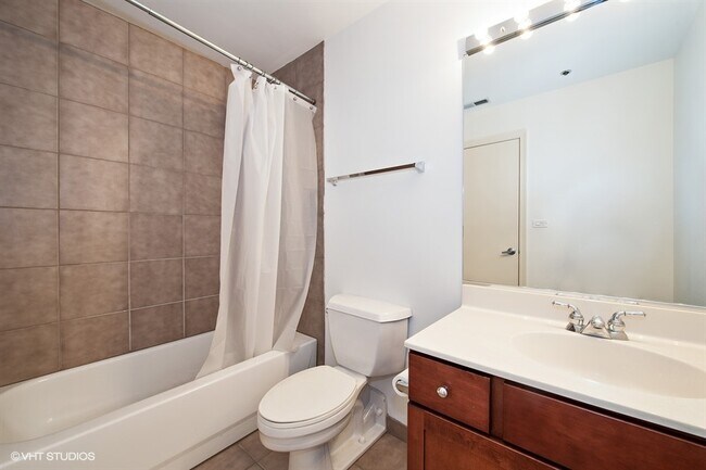 Building Photo - 758 N Larrabee St