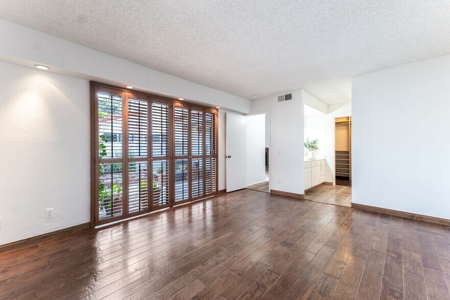 Building Photo - 1964 Olivewood Ct