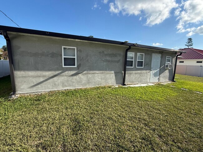 Building Photo - 1481 SW Jacksonville Ave