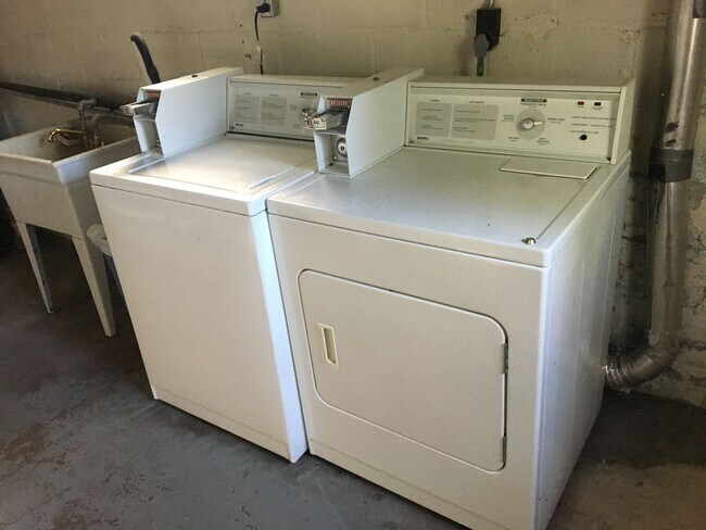 Building Photo - 908 E 4th St