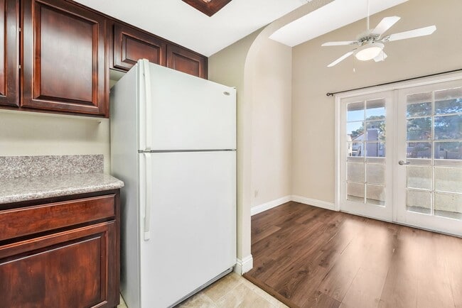 Building Photo - 2 Bedroom Condo!