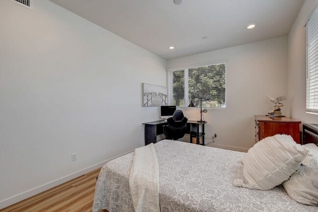 Building Photo - Available Modern Long Term Unfurnished hom...
