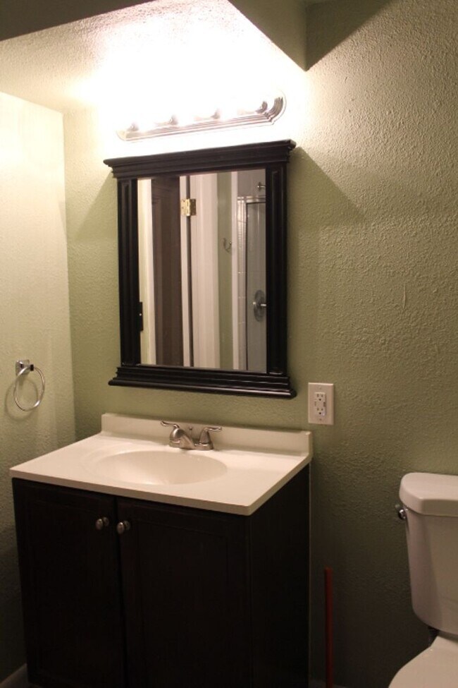 Building Photo - Stunning 3 bedroom/ 1 3/4 bath Ranch in Ha...