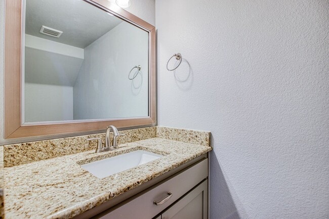 Building Photo - Beautiful 4 bed/2.5 baths in the desirable...