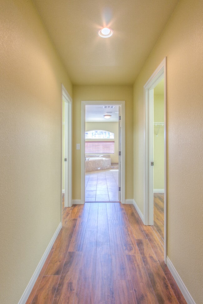 Building Photo - Gorgeous 5 bedroom home in Southern Highlands area