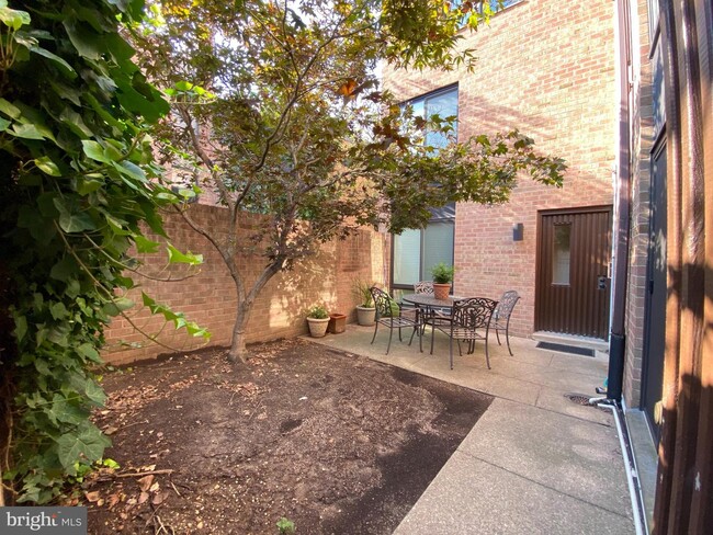 Building Photo - 130 Spruce St
