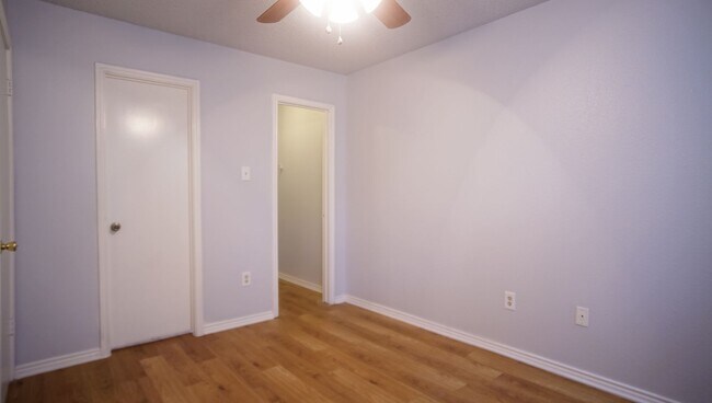 Building Photo - 2/2 Renovated Condo in Central Austin
