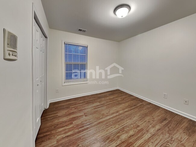 Building Photo - 10 Oakville Ct