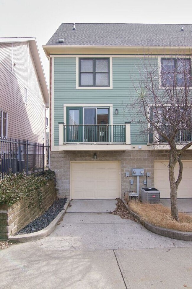 Building Photo - Beautiful Mass Ave Townhome!