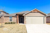 Building Photo - 1617 Maroon Dr