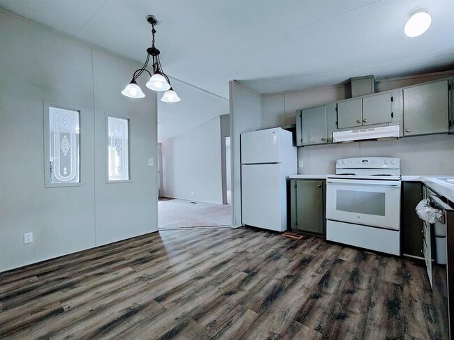 Building Photo - 220 Sunshine Dr