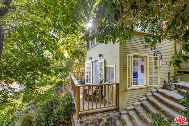 Building Photo - 913 Fernwood Pacific Dr