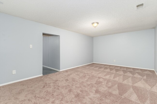 Building Photo - 5025 E Weaver Ave