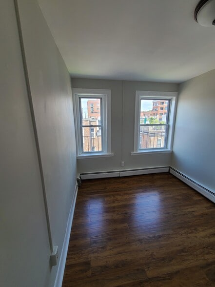 Building Photo - 24 Fleet St