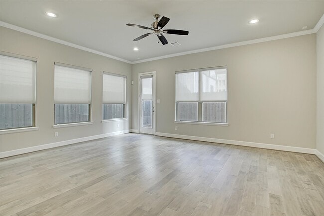 Building Photo - 909 Rhode Pl