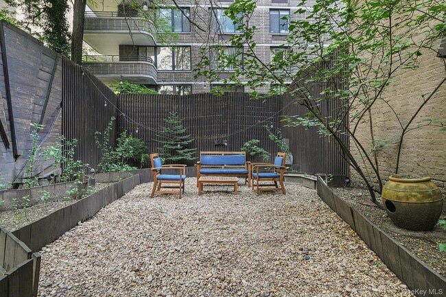 Building Photo - 322 E 50th St