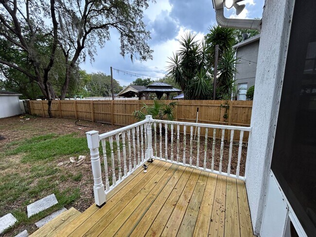 Building Photo - Spacious and Perfectly located 4/2 home in...