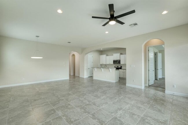 Building Photo - 204 Blue Spruce Way