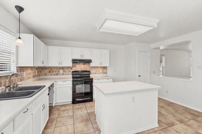 Building Photo - Freshly Painted 3 bedroom home!