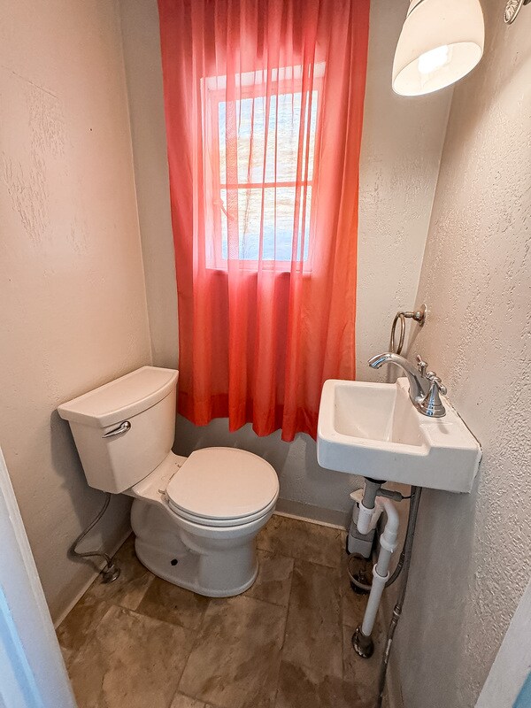 Building Photo - 2710 Henderson Rd