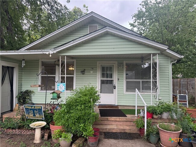 Primary Photo - 1705 Holly St