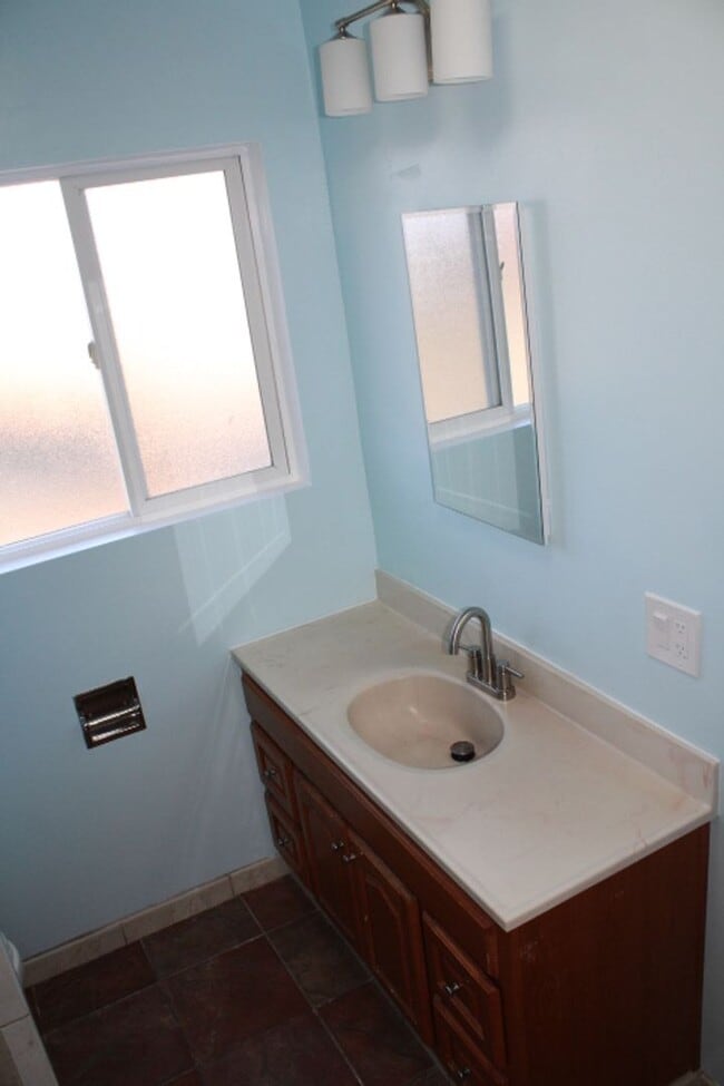 Building Photo - 319-325 21st St., Richmond, CA 94801