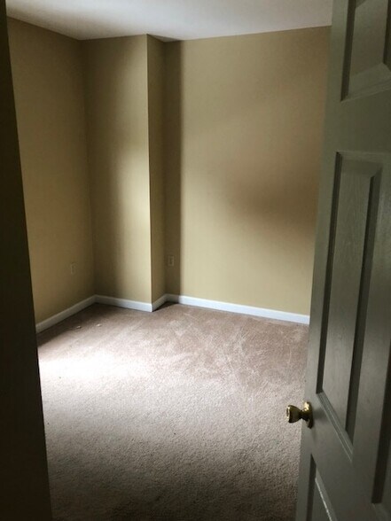 Building Photo - 922 12th St