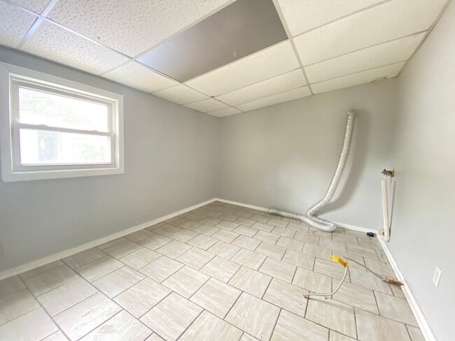 Building Photo - 3 Bedroom Home With Central Air