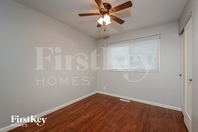 Building Photo - 2415 Cambridge Dr