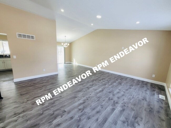 Building Photo - "Stunning 3-Bed Home with Modern Finishes, Spacious Yard, and Quiet Cul-De-Sac Location!"