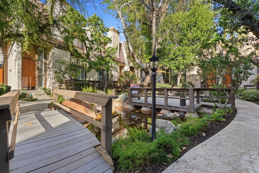 Building Photo - 9000 Vanalden Ave