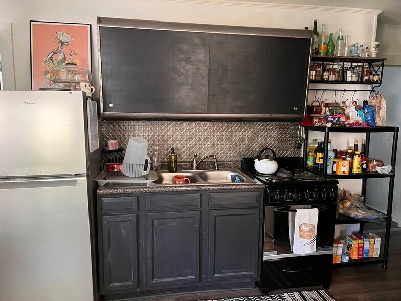Kitchen - 810 Shull St