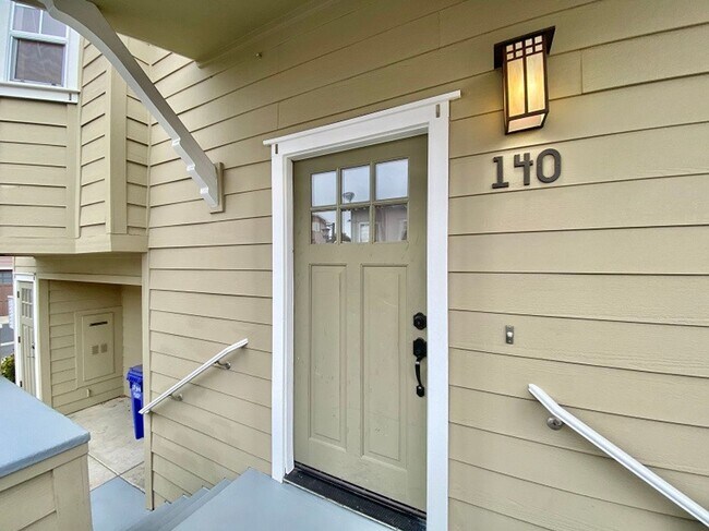 Building Photo - 140 Valley Oak Dr