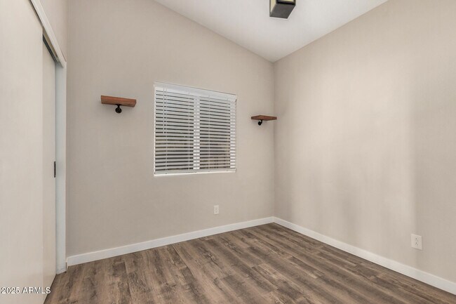 Building Photo - 421 E Wickieup Ln