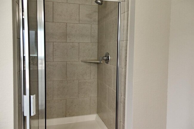Building Photo - 358 Shoreview Dr