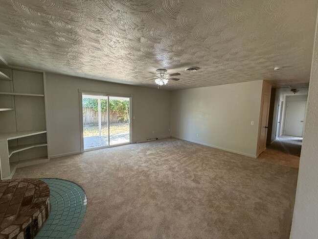 Building Photo - Single story home in east Modesto!
